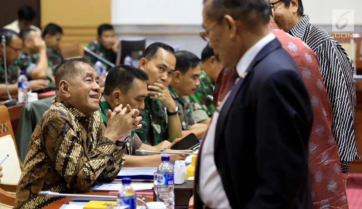 Menteri Pertahanan Ryamizard Ryacudu saat megikuti Rapat Kerja (Raker) dengan Komisi I DPR di Kompleks Parlemen, Senayan, Jakarta, Senin (22/10). Raker tersebut membahas anggaran pertahanan untuk Tahun Anggaran 2019. (Liputan6.com/Johan Tallo)