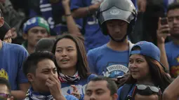 Aksi Supoeter Wanita saat mendukung tim kesayanngya Persib Bandung di Stadion Si Jalak Harupat, Bandung, Sabtu (24/10/2015). (Bola.com / Nicklas Hanoatubun)