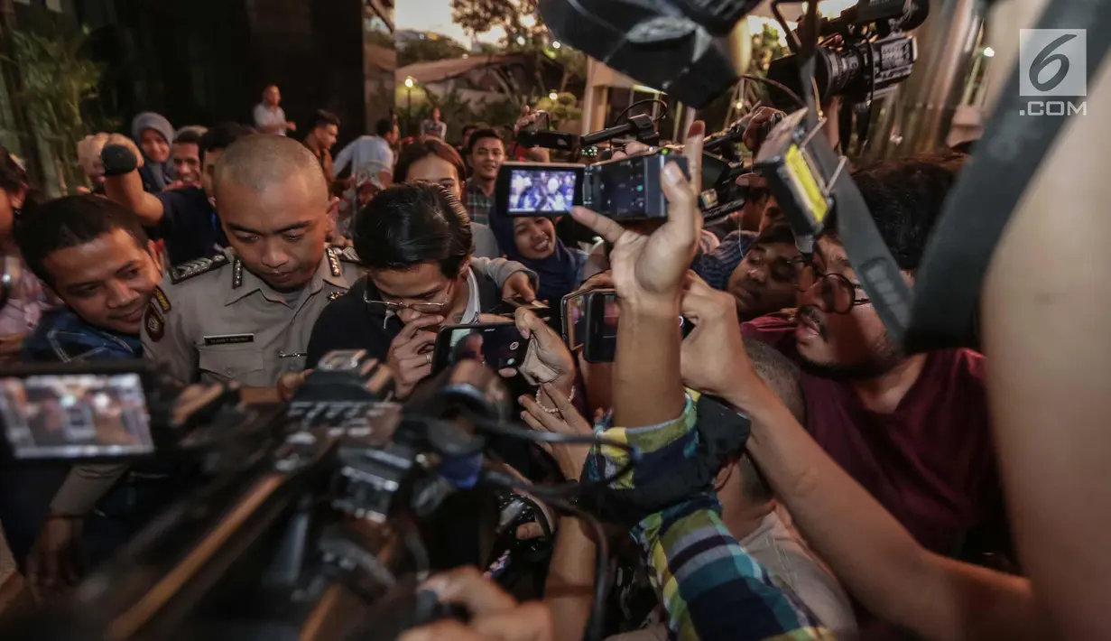 Rheza Herwindo saat ditanya awak media usai menjalani pemeriksaan di gedung KPK, Jakarta, Jum'at (22/12). Rheza diduga terlibat dalam kasus tersangka Direktur Utama PT Quadra Solution Anang Sugiana Sudiharjo. (Liputan6.com/Faizal Fanani)