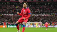 Selebrasi Desire Doue setelah mencetak gol kedua timnya dalam laga Liga Champions antara Bayer Leverkusen dan PSG di Leverkusen, Jerman, 21 Oktober 2025. (AP Photo/Martin Meissner)