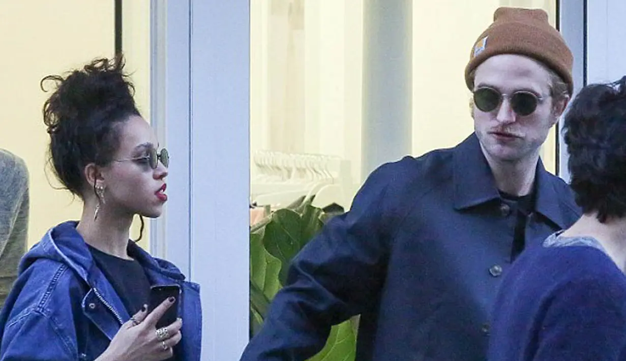 Robert Pattinson dan FKA Twigs terlihat sedang kencan romantis di Paris, (15/10/14). (Dailymail)