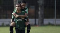 Pemain Timnas Indonesia, Riko Simanjuntak, menggendong Evan Dimas saat latihan di Lapangan ABC Senayan, Jakarta, Selasa (20/11). Latihan ini persiapan jelang laga Piala AFF 2018 melawan Filipina. (Bola.com/Vitalis Yogi Trisna)