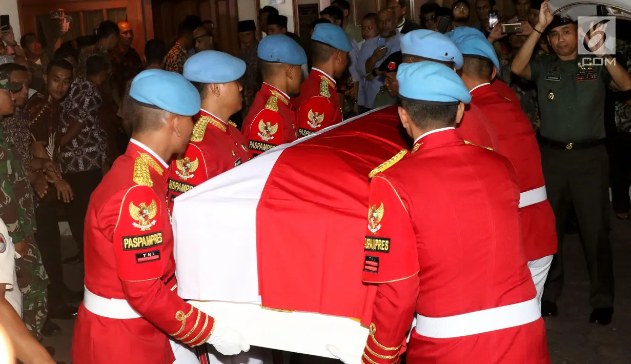 Anggota Paspampres mengangkat peti jenazah Presiden RI ke-3 BJ Habibie saat tiba di rumah duka Patra Kuningan Jakarta, Rabu (11/9/2019). Jenazah disambut keluarga, kerabat, dan pelayat yang sudah menunggu untuk disemayamkan di rumah duka sebelum dimakamkan di TMP Kalibata. (Liputan6.com/Angga Yuniar