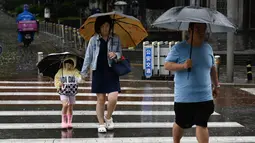 Topan Doksuri telah membawa hujan lebat ke beberapa wilayah di Cina utara, termasuk ibu kota Beijing, setelah menghantam Filipina dan Taiwan di mana topan ini menyebabkan puluhan orang tewas dan memaksa ratusan ribu orang mengungsi. (Pedro PARDO / AFP)