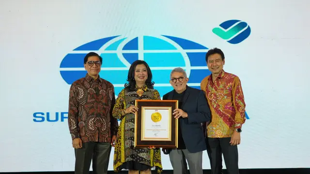 Evi Afiatin saat menerima penghargaan Best CFO 2025 dalam forum Indonesia Best CEO & CFO 2025.