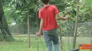 Citizen6, Bandung: Seorang anak tengah menjual cobek di Jl. Seram, Bandung