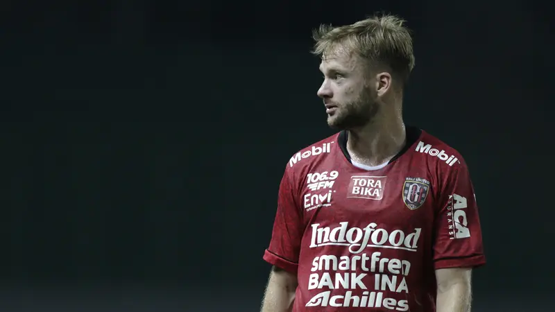 Striker Bali United, Melvin Platje, mengamati rekannya saat melawan Bhayangkara FC pada laga Piala Presiden 2019. (Bola.com/Yoppy Renato)