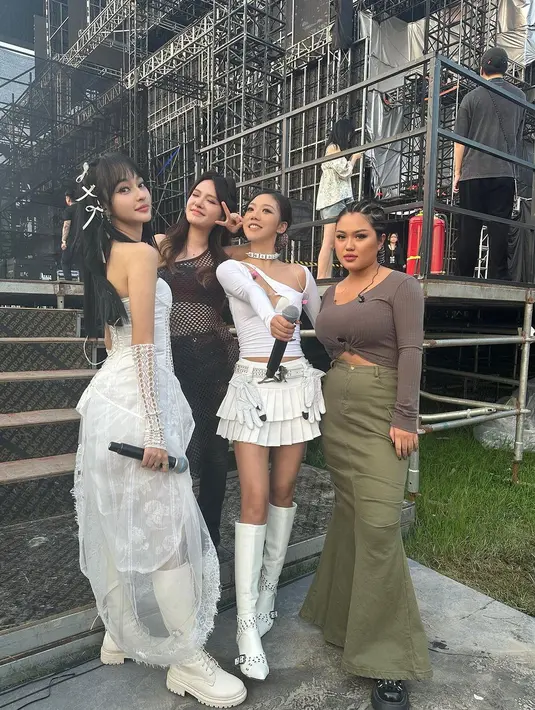 Di usia 29 tahun, pembawaannya masih terlihat seperti ABG. Kecantikannya membuat para penonton tersihir. [instagram/ indahkus_]