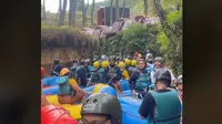 Macet saat arung jeram di Sungai Palayangan, Situ Cileunca, Pangalengan. (dok. TikTok @cimiysbubble)