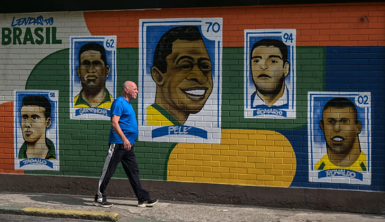 Foto-foto para legenda mereka seperti Pele, Ronaldo, hingga Romario juga terpajang di kota-kota besar seperti di Rio de Janeiro dan Novo Hamburgo. (AFP/Nelson Almeida)