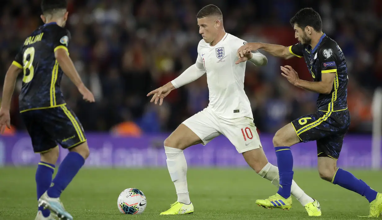 Gelandang Inggris, Ross Barkley menggiring bola dari kawalan dua pemain Kosovo pada pertandingan grup A Kualifikasi Euro 2020 di Stadion St Mary di Southampton (10/9/2019). Inggris menang telak atas Kovoso 5-3. (AP Photo/Matt Dunham)