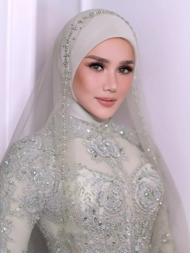 Detail Kebaya Mulan Jameela dengan Hijab Lapis Transparan Mewah di Akad Nikah Al Ghazali (Foto: Instagram @rezaazrumakeup)
