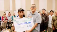 PJ Walikota Cirebon Agus Mulyadi secara simbolis menyalurkan pencairan BPJS Ketenagakerjaan kepada empat keluarga korban karyawan CSB Mall yang meninggal karena kecelakaan kerja. (Ist)
