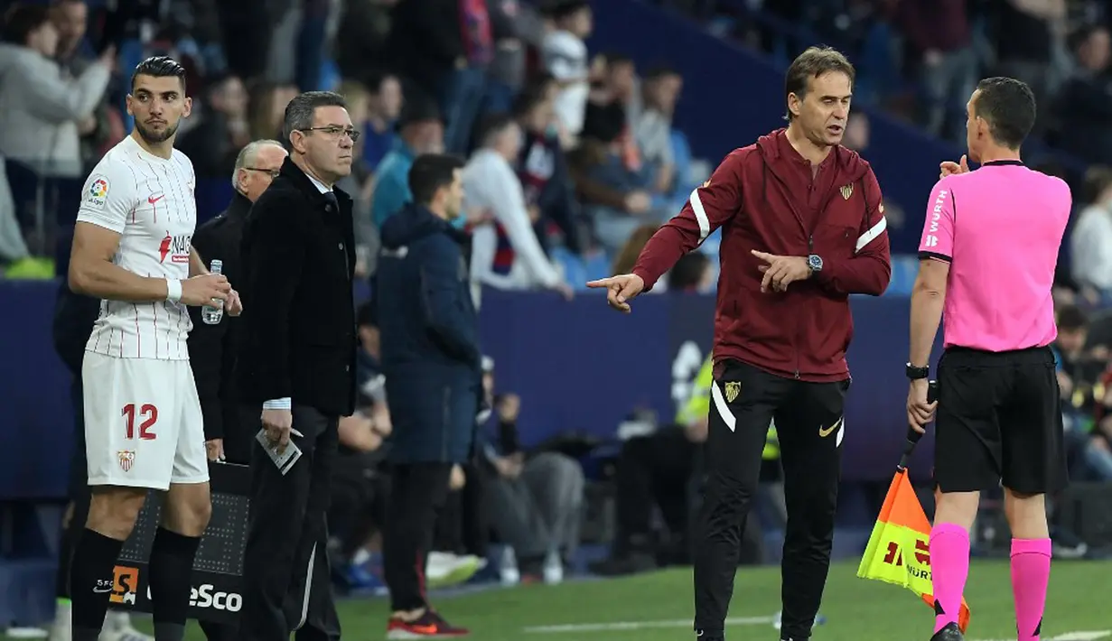 <p>Pelatih Sevilla Julen Lopetegui (kedua kanan) berbicara dengan asisten wasit sebelum Rafa Mir (kiri) masuk ke lapangan melawan Levante pada pertandingan Liga Spanyol di Stadion Ciutat de Valencia, Valencia, Spanyol, 21 April 2022. (Jose Jordan/AFP)</p>
