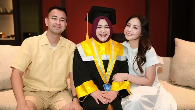 Potret Keluarga Raffi Ahmad Rayakan Wisuda Lala Pengasuh Rafathar (credit: instagram/raffinagita1717).
