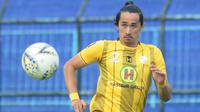 Gavin Kwan Adsit siap bermain di tiga posisi bersama Barito Putera. (Bola.com/Iwan Setiawan)