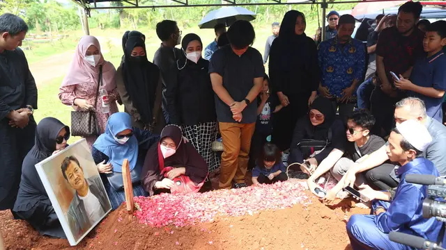 Suasana Pemakaman Eeng Saptahadi