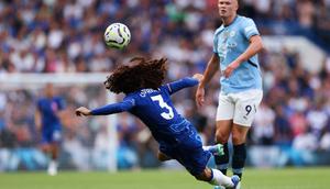 Pemain Chelsea, Marc Cucurella (kiri) berusaha menghalau pemain Manchester City, Erling Haaland pada laga Liga Inggris 2024/2025 di Stamford Bridge, London, Inggris, Minggu (18/08/2024) WIB. (AFP/Adrian Dennis)