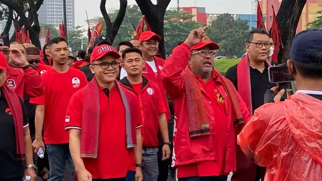Rano Karno menghadiri acara jalan sehat yang menjadi rangkaian HUT PDI Perjuangan di Tangerang Selatan, Banten.