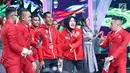 Peraih medali emas Asian Games 2018 dari cabor pencak silat, Hendy (tengah) dan Pipiet Kamelia (kerudung) memeriahkan Konser Terima Kasih Indonesia untuk Para Juara di Studio 5 Indosiar, Selasa (4/9). (Liputan6.com/Immanuel Antonius)