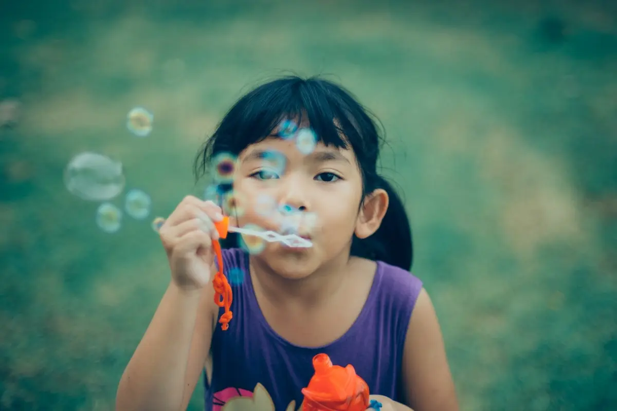 Ilustrasi anak bermain, gelembung