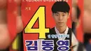 Baru-baru ini, warganet menemukan kartu promosi yang digunakan Doyoung saat ia hendak mencalonkan diri sebagai presiden organisasi siswa. Pada kartu itu terdapat foto Doyoung saat masih muda. (Foto: allkpop.com)