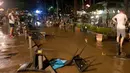 Keadaan jalanan yang rusak dan tergenang air setelah gempa 6,7 SR mengguncang  Pulau Kos di Yunani, Jumat (21/7). Sebanyak dua orang tewas dan sedikitnya 70 orang terluka dirawat di rumah sakit. (Sander van Deventer via AP)