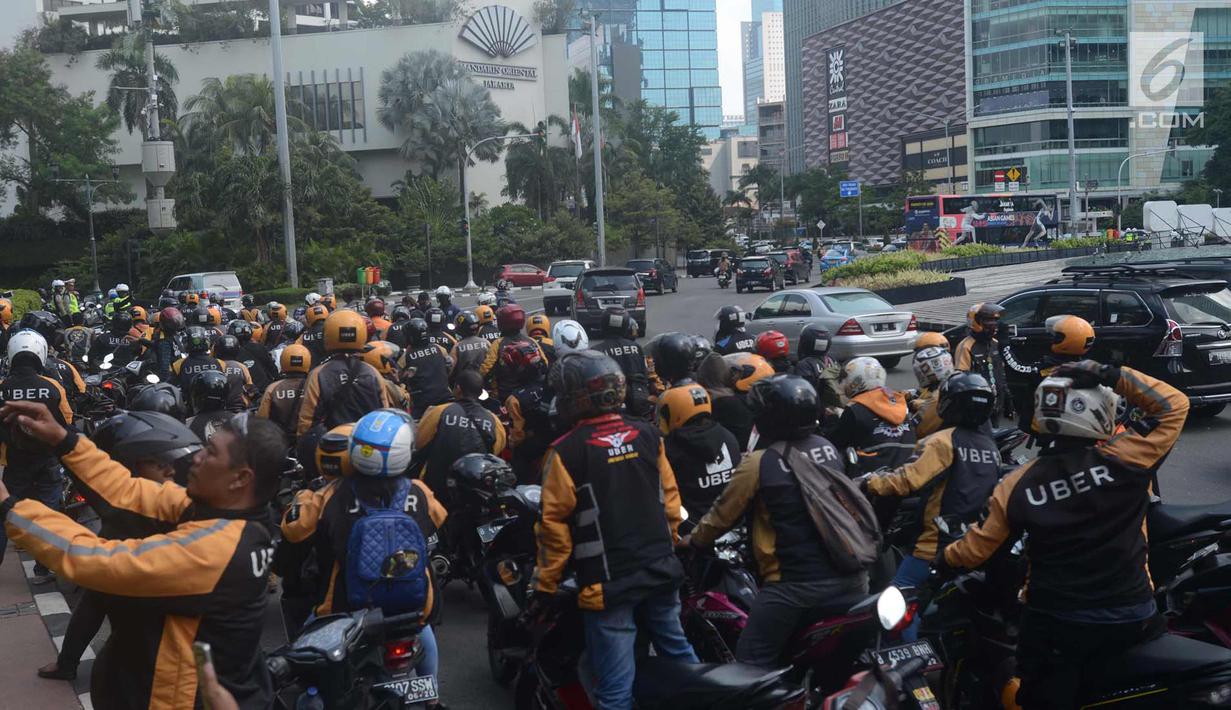 Ratusan pengemudi Uber melakukan konvoi perpisahan Bundaran HI, Jakarta, Sabtu (7/4). Setelah Uber di akuisisi oleh perusahaan Grab kini sebagaian besar driver berpindah ke Gojek. (Merdeka.com/Imam Buhori)