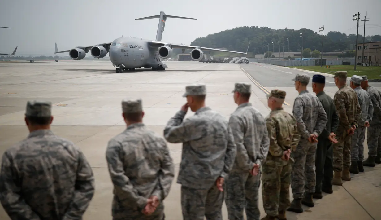 Pesawat kargo Amerika Serikat yang membawa 55 jenazah tentara AS korban Perang Korea pada 1950-1953 tiba di Pangkalan Udara Osan, Pyeongtaek, Korea Selatan, Jumat (27/7). Jenazah tersebut diterbangkan dari Korea Utara. (Kim Hong-Ji/Pool Photo via AP)