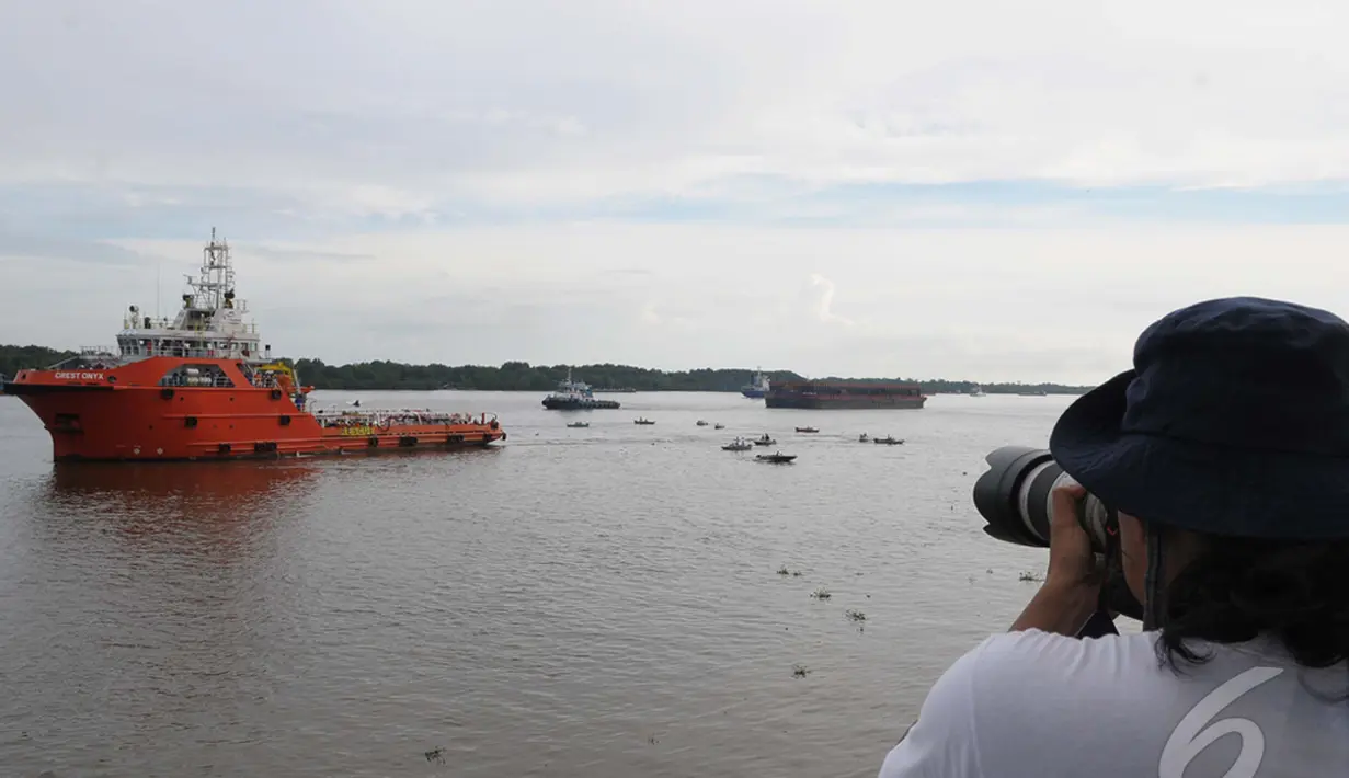  Pewarta foto mengambil gambar kapal Crest Onyx yang membawa ekor Pesawat AirAsia QZ8501, di Pelabuhan Panglima Utar, Kumai, Kalteng, Minggu (12/01/2015). (Liputan6.com/Andrian M Tunay)