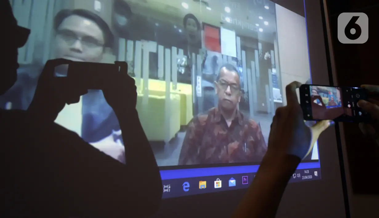 Layar memperlihatkan mantan Direktur Utama PT Garuda Indonesia Emirsyah Satar saat menjalai sidang tuntutan secara vidco, Gedung KPK, Jakarta, Kamis (23/4/2020). Emirsyah Satar menjalani sidang tuntutan dugaan suap pengadaan mesin Rolls-Royce PLC untuk Garuda Indonesia. (merdeka.com/Dwi Narwoko)