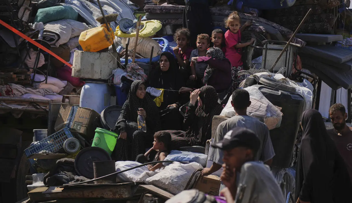 Serangan Israel dalam beberapa pekan terakhir ke Kota Gaza memaksa ribuan warga Palestina kembali mengungsi. Serangan Israel ini menjadi yang paling brutal dalam dua tahun perang di Gaza sejak Oktober 2023 silam. (AP Photo/Abdel Kareem Hana)
