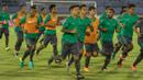 Para pemain timnas Indonesia melakukan latihan ringan jelang laga persahabatan melawan Malaysia di Stadion Manahan, Solo, Jawa Tengah, Senin (5/9/2016). (Bola.com/Vitalis Yogi Trisna)
