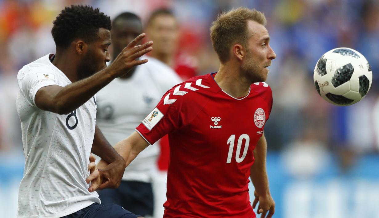Gelandang Denmark, Christian Eriksen, berusaha melewati gelandang Prancis, Thomas Lemar, pada laga grup C Piala Dunia di Stadion Luzhniki, Moskow, Selasa (26/6/2018). Kedua negara bermain imbang 0-0. (AP/Matthias Schrader)