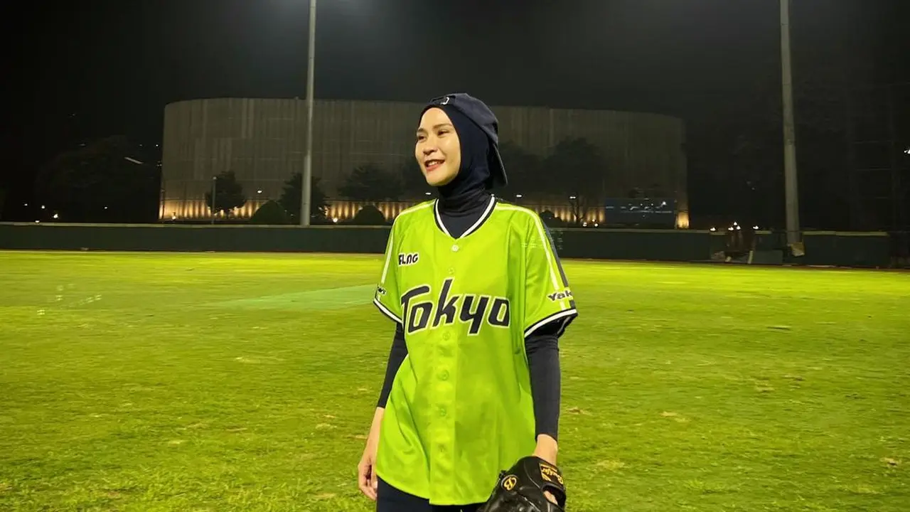 Zaskia Adya Mecca berolahraga softball di GBK (Instagram/zaskiaadyamecca)