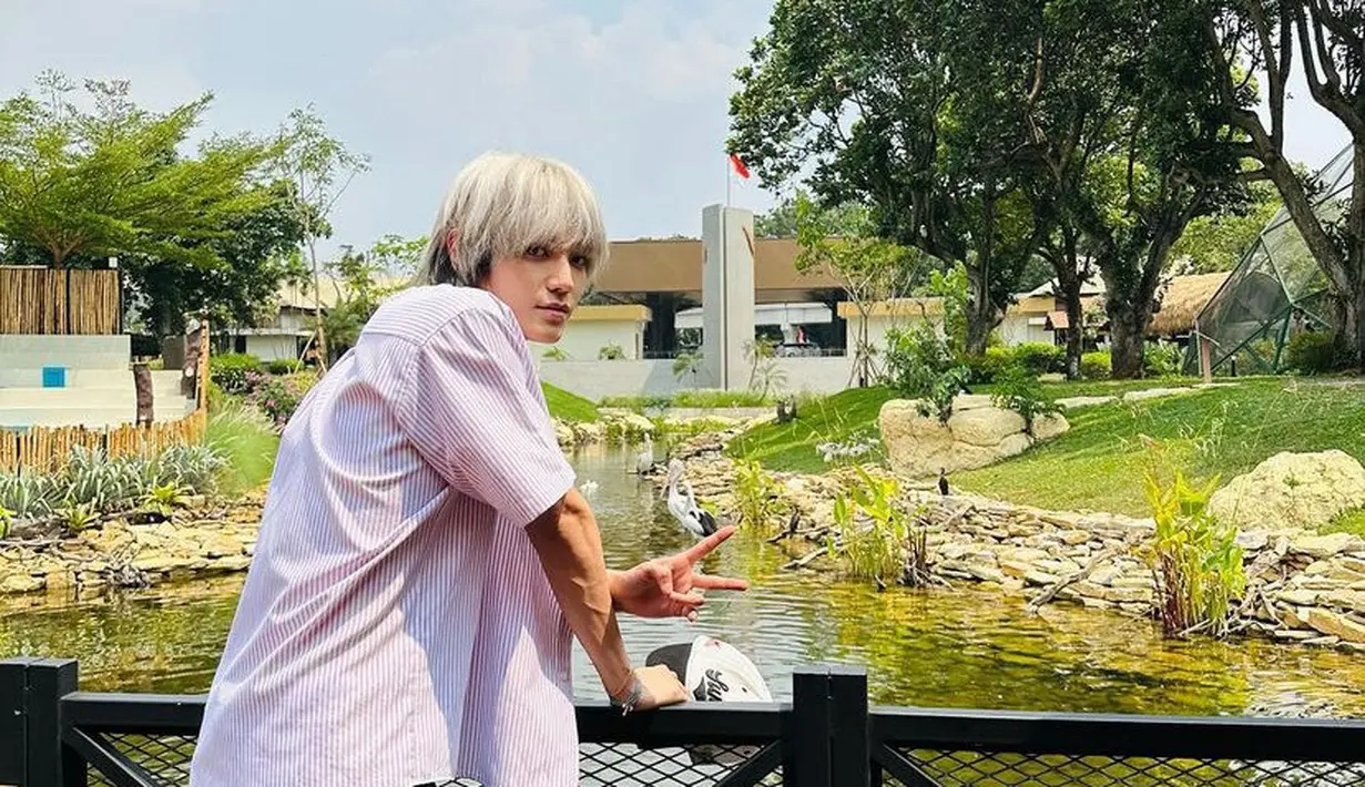 Taeyong juga memamerkan rambut putih ombre pendeknya.[@taeoxo_nct]