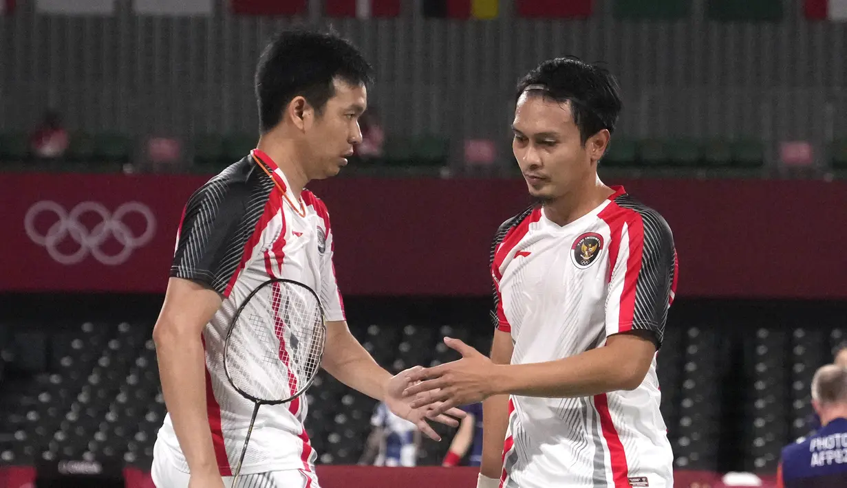 Pasangan ganda putra Indonesia, Mohammad Ahsan/Hendra Setiawan memastikan lolos ke perempatfinal sebagai juara grup D cabang bulu tangkis Olimpiade Tokyo 2020 usai menang rubber-game atas wakil Korea, Choi Sol Gyu/Seo Seung Jae, Selasa (27/7/2021). (Foto: AP/Markus Schreiber)