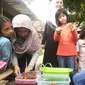 Ketiga anak perempuan begitu ulet menguleni permen Gulali jualannya di Kampung Arab Al-Munawar Palembang (Liputan6.com/Nefri Inge)