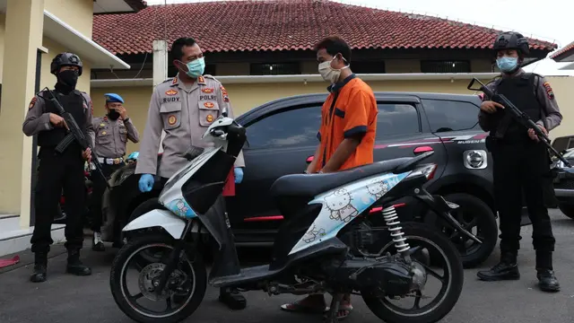 Mengaku Intel Polres Kebumen, Residivis kasus pencabulan gelapkan motor kekasihnya. (Dok Polres Kebumen, Liputan6.com/Galoeh Widura)