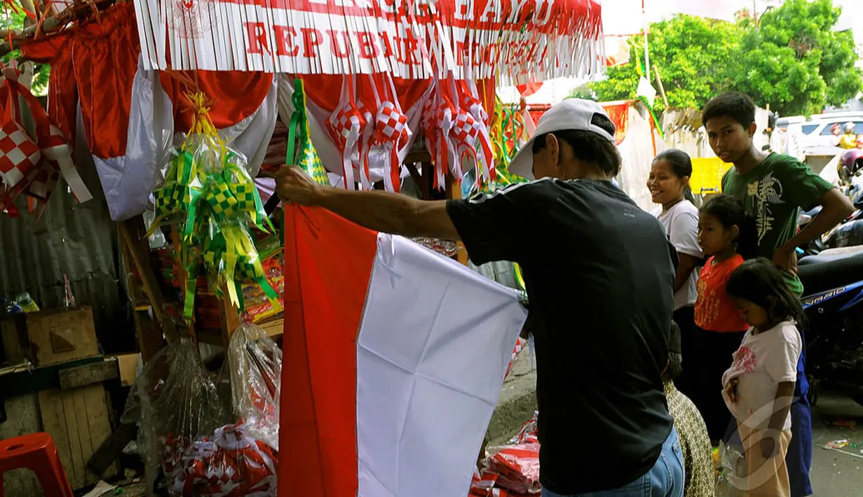 Berbagai jenis bendera merah putih yang ditawarkan memiliki harga yang bervariasi. (Liputan6.com/Faisal R Syam)