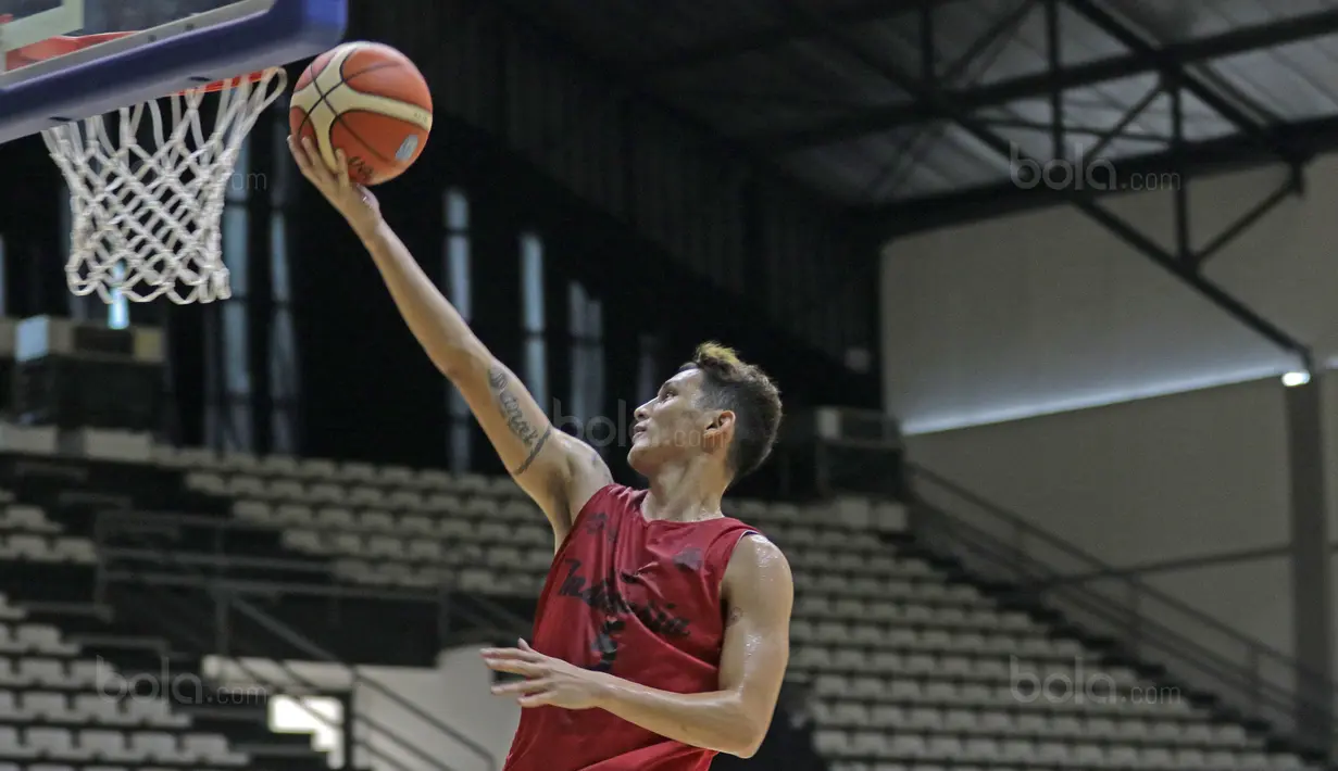 Aksi Daniel Wenas sat melakukan lay up pada sesi latihan Timnas Basket Indonesia jelang test event Asian Games 2018 di Hall A Senayan, Jakarta, Rabu (7/2/2018). Test Event ini berlangsung pada 8-12 February 2018. (Bola.com/Nicklas Hanoatubun)