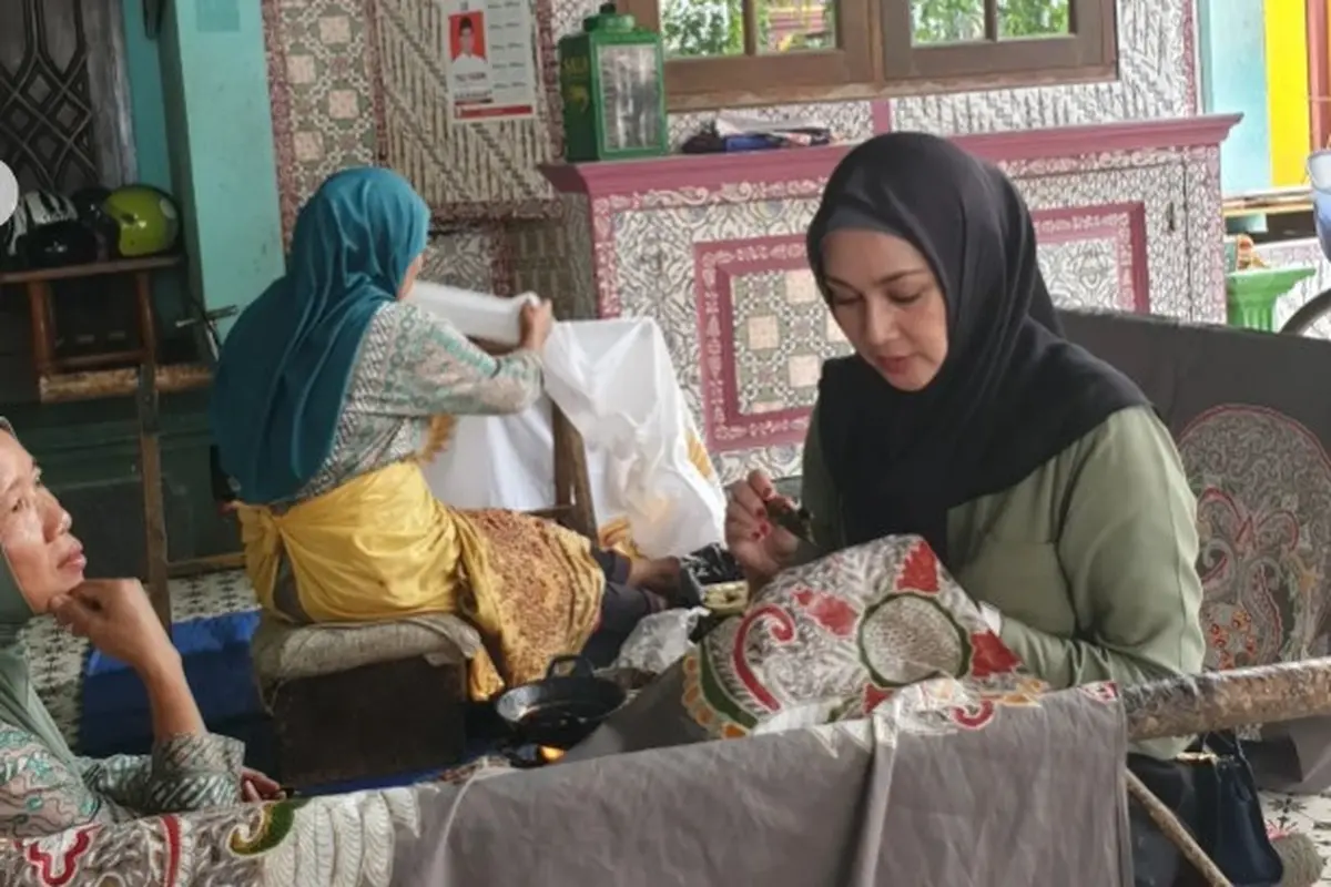 Potret Dina Lorenza sedang belajar membatik (Sumber: Instagram/dinalorenza1975)