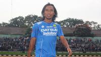 Pemain Persib, Hariono, tampil dengan jersey baru saat acara launching jersey baru Persib jelang bergulirnya Torabika Soccer Championship (TSC) 2016 Presented by IM3 Ooredoo di Stadion Siliwangi, Bandung, Sabtu (23/4/2016). (Bola.com/Permana Kusumadijaya)