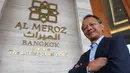 General Manager, Sanya Saengboon berpose di depan hotelnya, Al Meroz di Bangkok, (29/8). Hotel bintang empat yang memiliki gaya arsitektur mirip masjid tersebut memiliki dua mushola dan tiga ruang makan halal. (REUTERS/Chaiwat Subprasom)