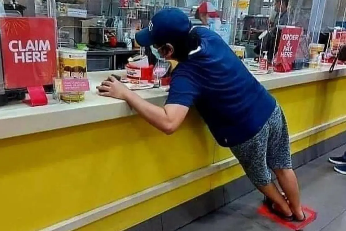 8 Potret Cara Unik Orang Berdiri, Bikin Pegal yang Lihat