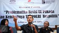 Pengamat politik Imparsial, Al Araf (tengah) memberikan pernyataan saat diskusi di gedung YLBHI Jakarta, Sabtu (23/4/2016). Diskusi membahas Problematika Revisi UU Pilkada dan Kembalinya TNI-Polri Berpolitik. (Liputan6.com/Helmi Fithriansyah)