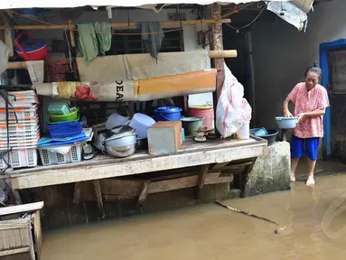 Banjir bisa datang kapanpun termasuk di bulan Ramadan. Warga Kampung Pulo, Jakarta Timur kembali diterpa banjir (Liputan6.com/Faizal Fanani)