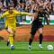Pemain Juventus Bremer (kanan) berebut bola dengan pemain Hellas Verona Kieron Bowie pada laga Serie A/Liga Italia antara Juventus vs Verona di Turin, Italia, Minggu, 3 Mei 2026. (Tano Pecoraro/LaPresse via AP)