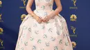 Millie Bobby Brown terlihat menggemaskan dengan dress pink pucat dan full skirt di Emmy Awards 2018. (MATT WINKELMEYER / GETTY IMAGES NORTH AMERICA / AFP)