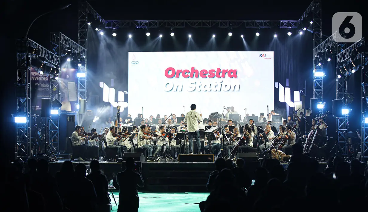 <p>Komposer Addie MS tampil bersama kelompok musik simfoni Twilite Orchestra pada acara Orchestra On Station di Stasiun BNI City, Jakarta, Jumat (16/9/2022). Konser orkestra di Stasiun ini mengusung tema "Cinta Mengubah Budaya Menuju Indonesia Maju. (Liputan6.com/Faizal Fanani)</p>